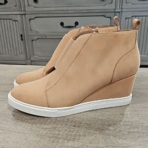 Linea Paolo Felicia suede Beige Wedge Sneaker Boot size 8.5